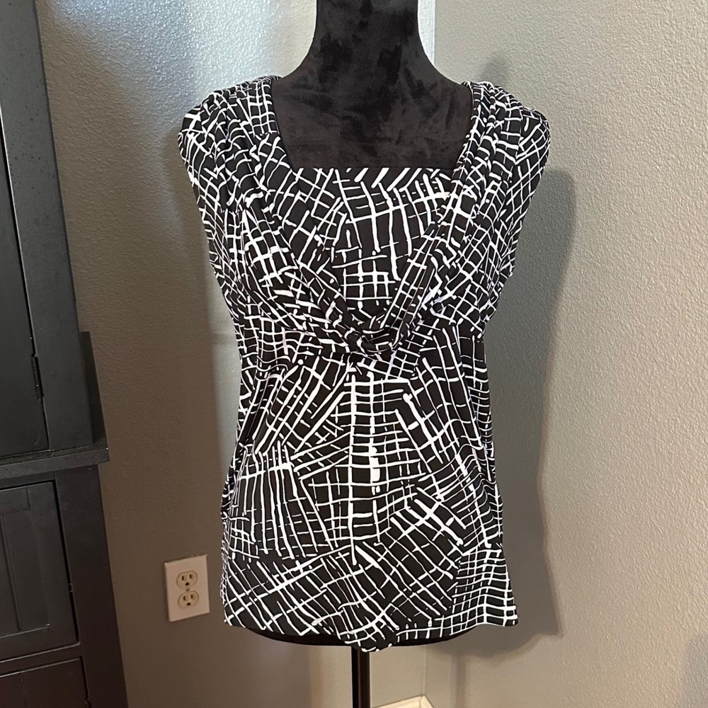 Kenneth Cole Reaction Blouse Medium Cowl Neck Black White Abstract Sleeveless